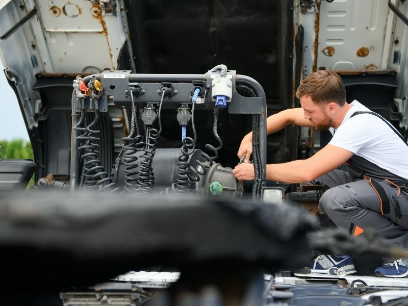 Emergency Trailer Repair: What to Do When Your Trailer Breaks Down. Quality Lugo Truck Repair